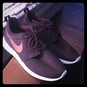WOMENS NIKE ROSHE RUNS 7.5!!